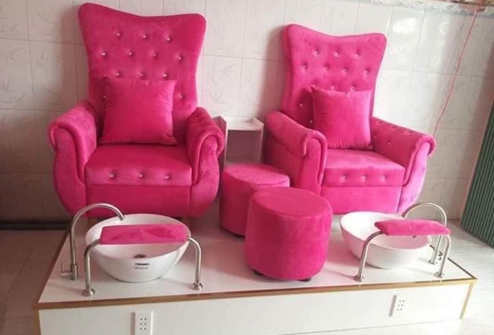 Ghế sofa làm nail màu hồng ở Tây Ninh