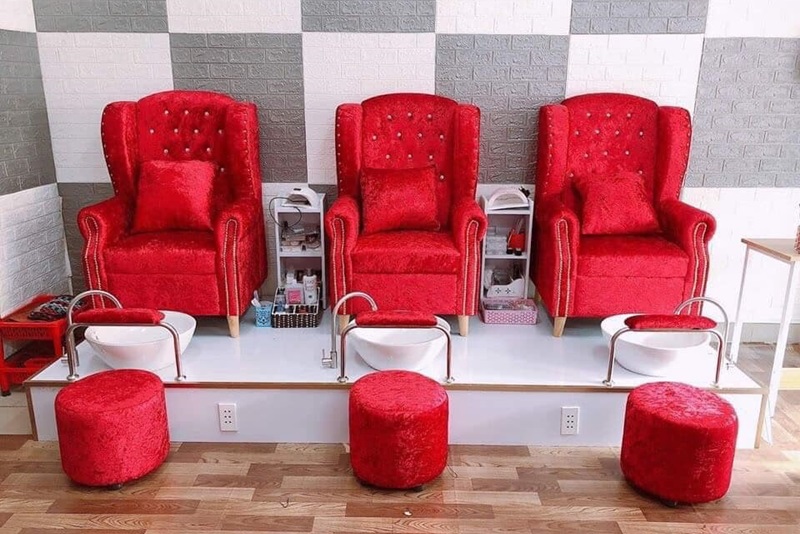 Ghế neo màu đỏ kết hợp bục gỗ màu trắng