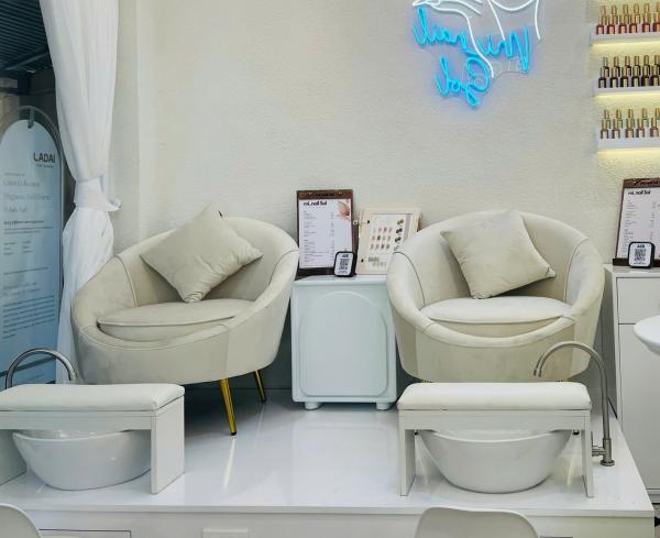 Mẫu ghế nail đơn giản tròn