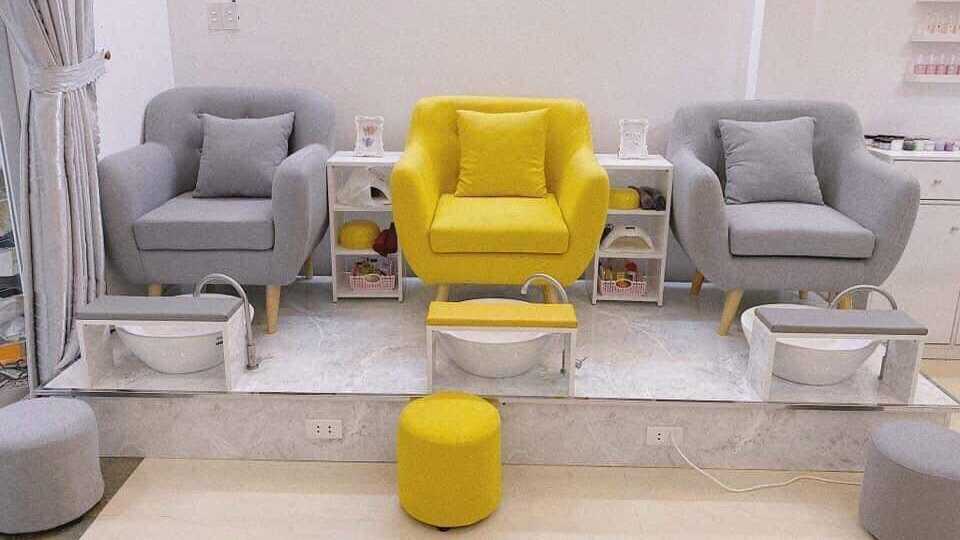 Ghế nail màu vàng bọc bằng chất liệu vải bố
